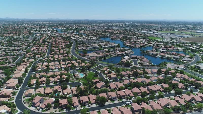 Gilbert Arizona suburb surrounding a lake.